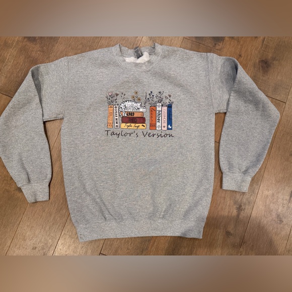 Gildan Other - Taylor Swift Taylor’s Version cat / book Gray Crewneck Sweatshirt - small